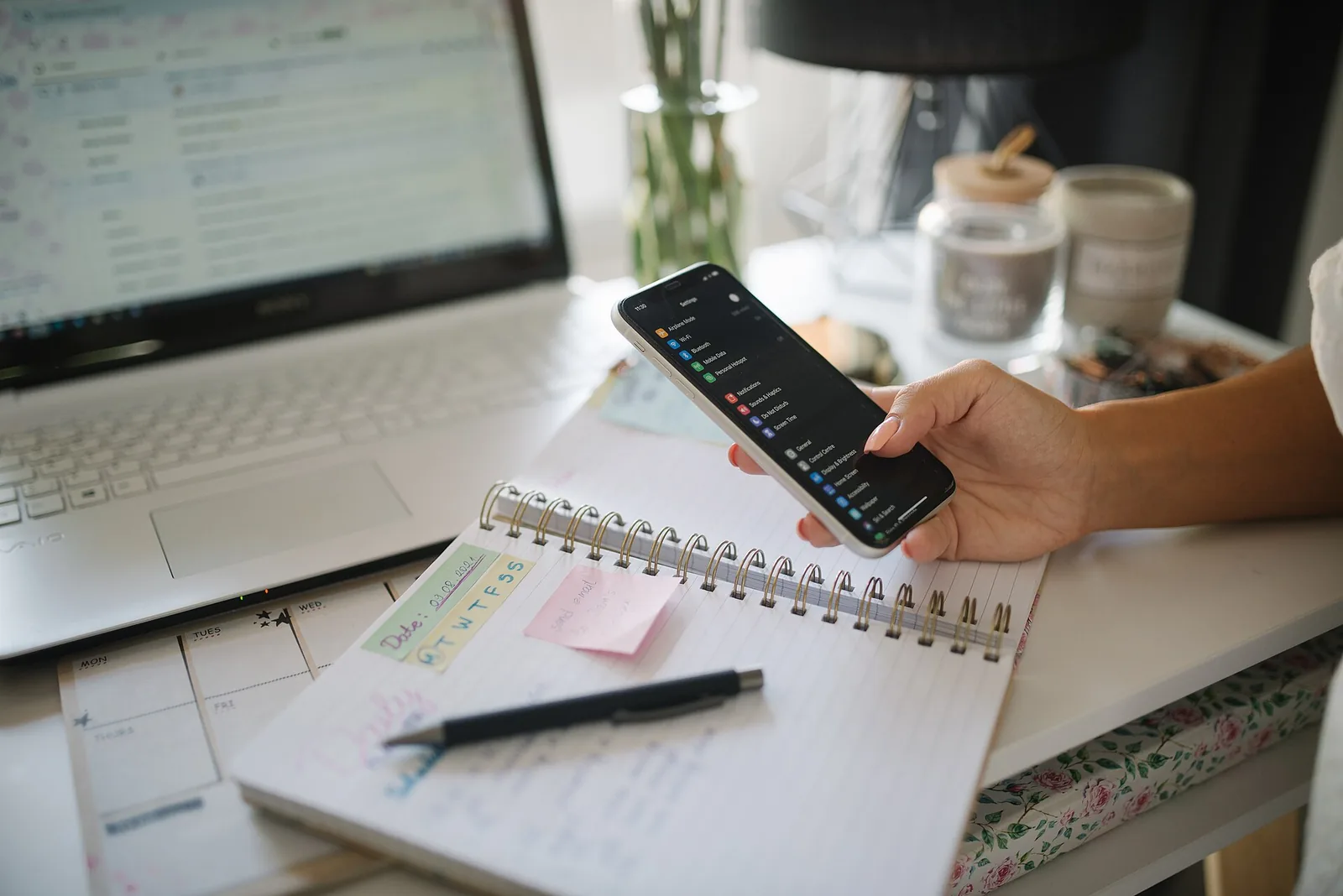 Bureau à domicile avec agenda, smartphone et ordinateur portable